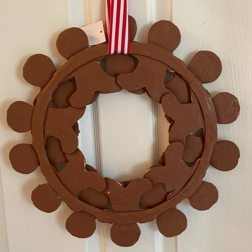 18” Gingerbread Men Christmas Wreath Layered Decorated w/ White & Red Icing - Picture 10 of 16